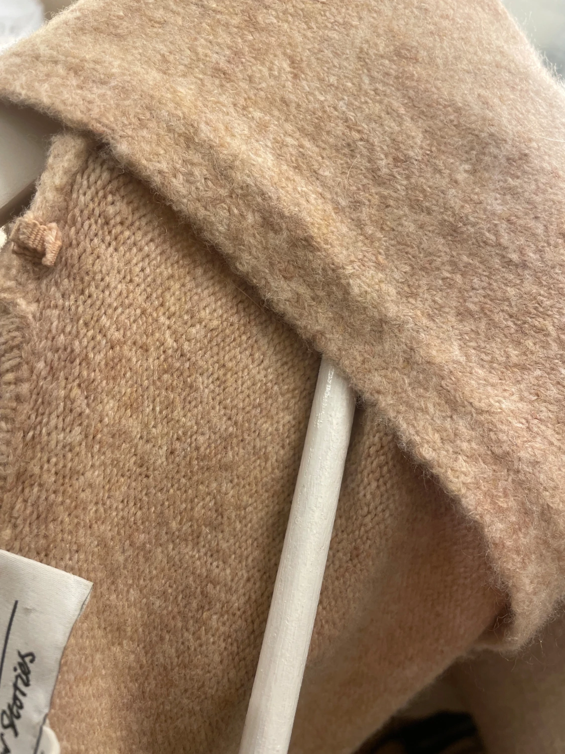 Beige omlott kofta från & Other Stories - 3