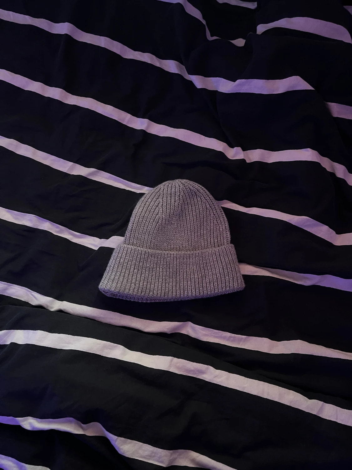 Grå ribbstickad mössa från Revenite - 1