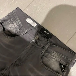 Replay Anbass grå jeans hyperflex - Snygga Replay Anbass jeans i en mörkgrå färg. Modellen har klassisk femficksdesign, . Jeansen är tillverkade i stretchigt bomullsmaterial för extra komfort och har Replay-logga på bakfickan. Hyperflex model 