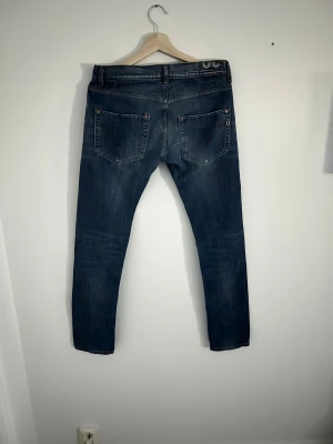 Dondup jeans - Schyssta Dondup jeans som sitter slim. Säljer då jag behöver pengar😓. Skriv privat om ni har några frågor. Priset går att diskutera.