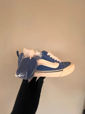 Blåa Vans knu skool  - Säljer ett par feta Vans knu Skool sneakers i blå mocka och vit sula och ikonisk sidostrip. Skorna har vita snören och kommer med extra blåa skosnören. Perfekta för dig som gillar streetwear och skate-stil.