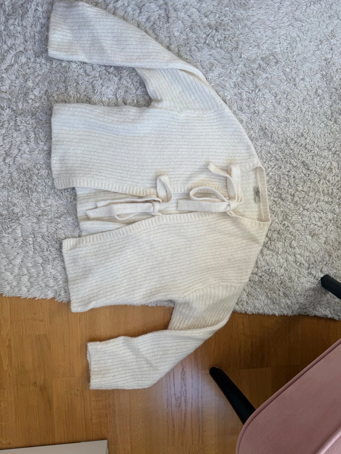 Vit ribbad kofta med knyt från Gina Tricot