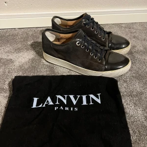 Lanvin - Hej! Säljer nu dessa riktigt snygga lanvin skor för endast 1999, ny pris 4500. Storlek 6 Uk, skick 7/10 några defekter som knappt syns. Vi minsta lilla fundering är det bara o skriva!! dustbag ingår inte.