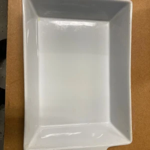 Ugnsformar säljes - Säljer två svarta ugnsformar. Den stora formen är 32x 22 och den mindre formen är något mindre. Den ena formen har en spricka i sig. Det påverkar inte funktionen