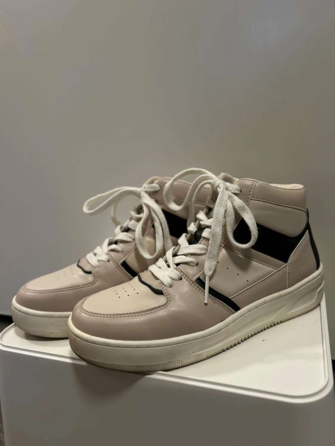 Beige och vita high-top sneakers - 1