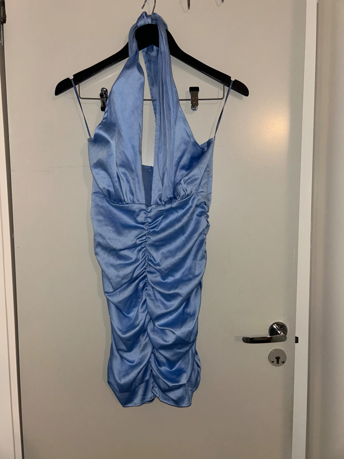 Blå satin kortklänning med knyt