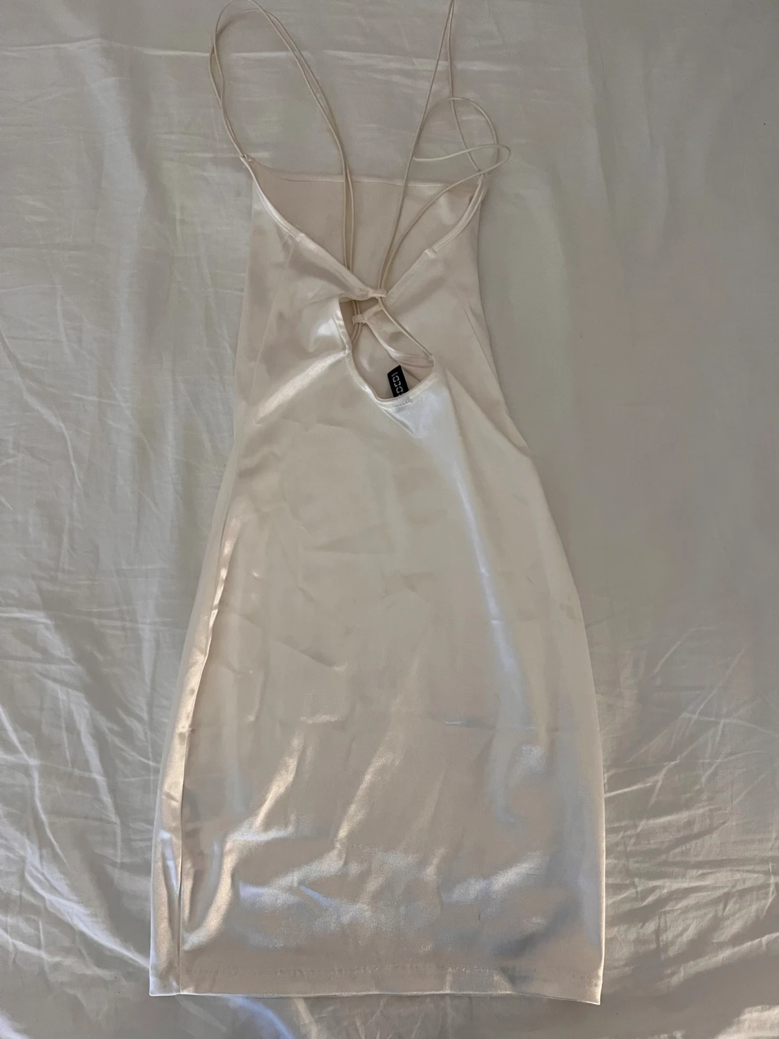 Champagnefärgad satin klänning NA-KD