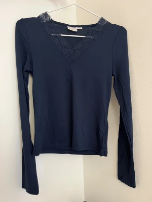 Mörkblå långärmad topp med spets - Intimissimi liknande topp med spets. Helt oanvänd i nytt skick utan prislapp. Storlek 158/164. 