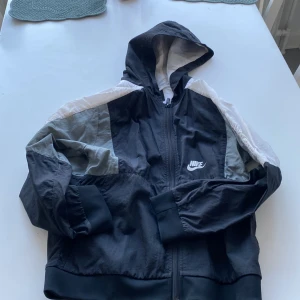 Tunn vindjacka Nike  - Nike vindjacka i svart, grå och vit.