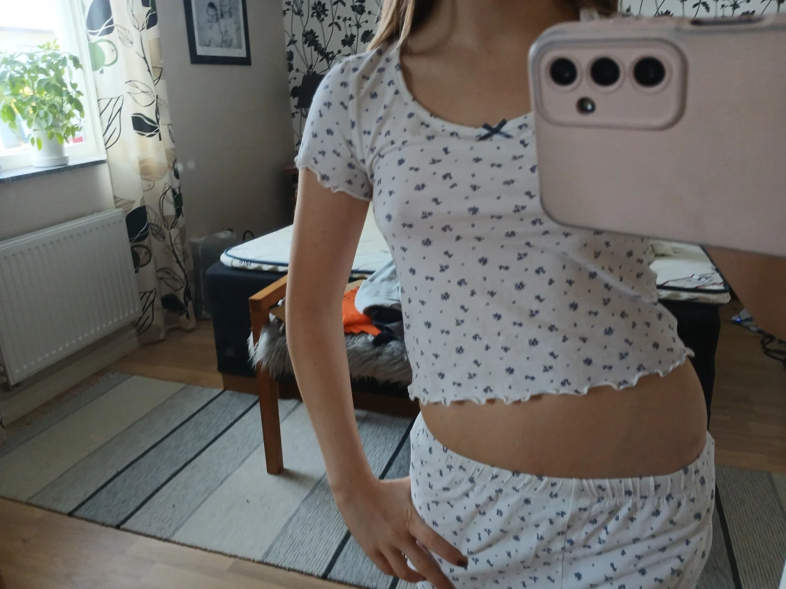 Vita blommiga shorts med volangkant - 1