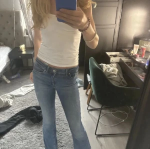 Blå bootcut jeans från ONLY XS - Snygga blå jeans från ONLY i storlek XS med klassisk bootcut-passform. Jeansen har låg midja, fickor och är tillverkade i mjukt material.