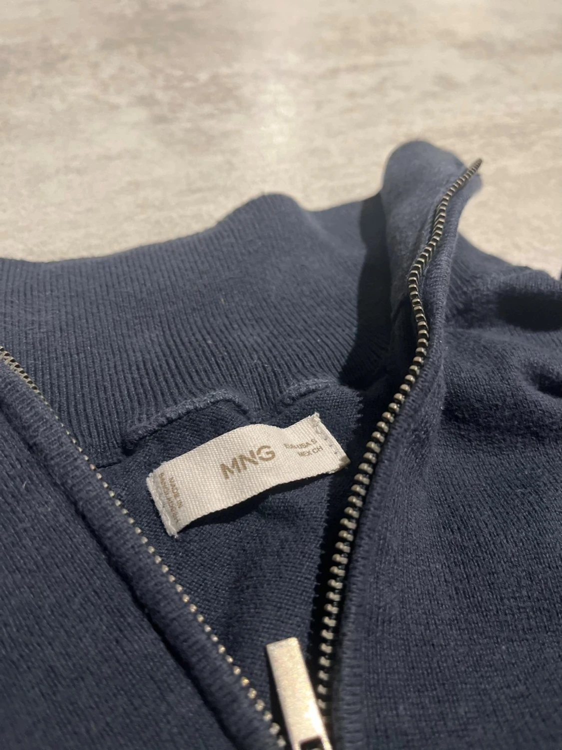 Mörkblå stickad tröja med half zip - 1