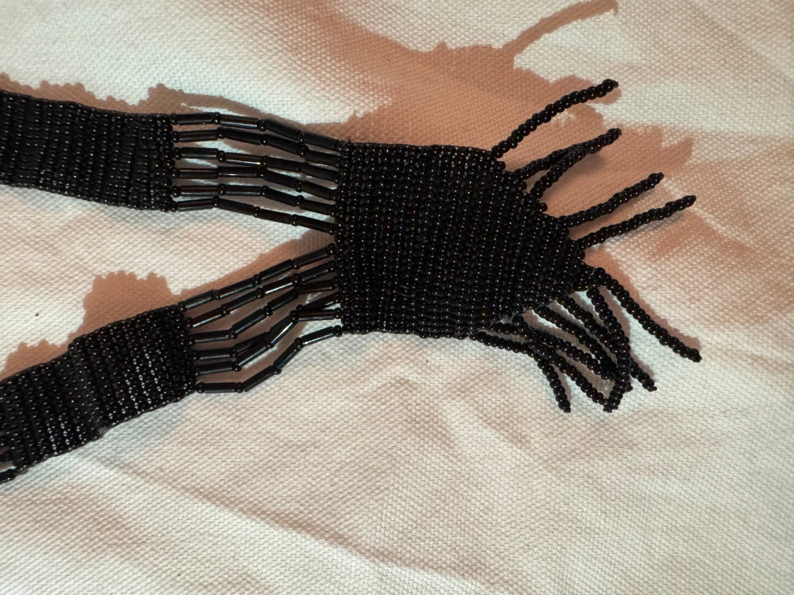 Svart pärlhalsband med fransar - 3