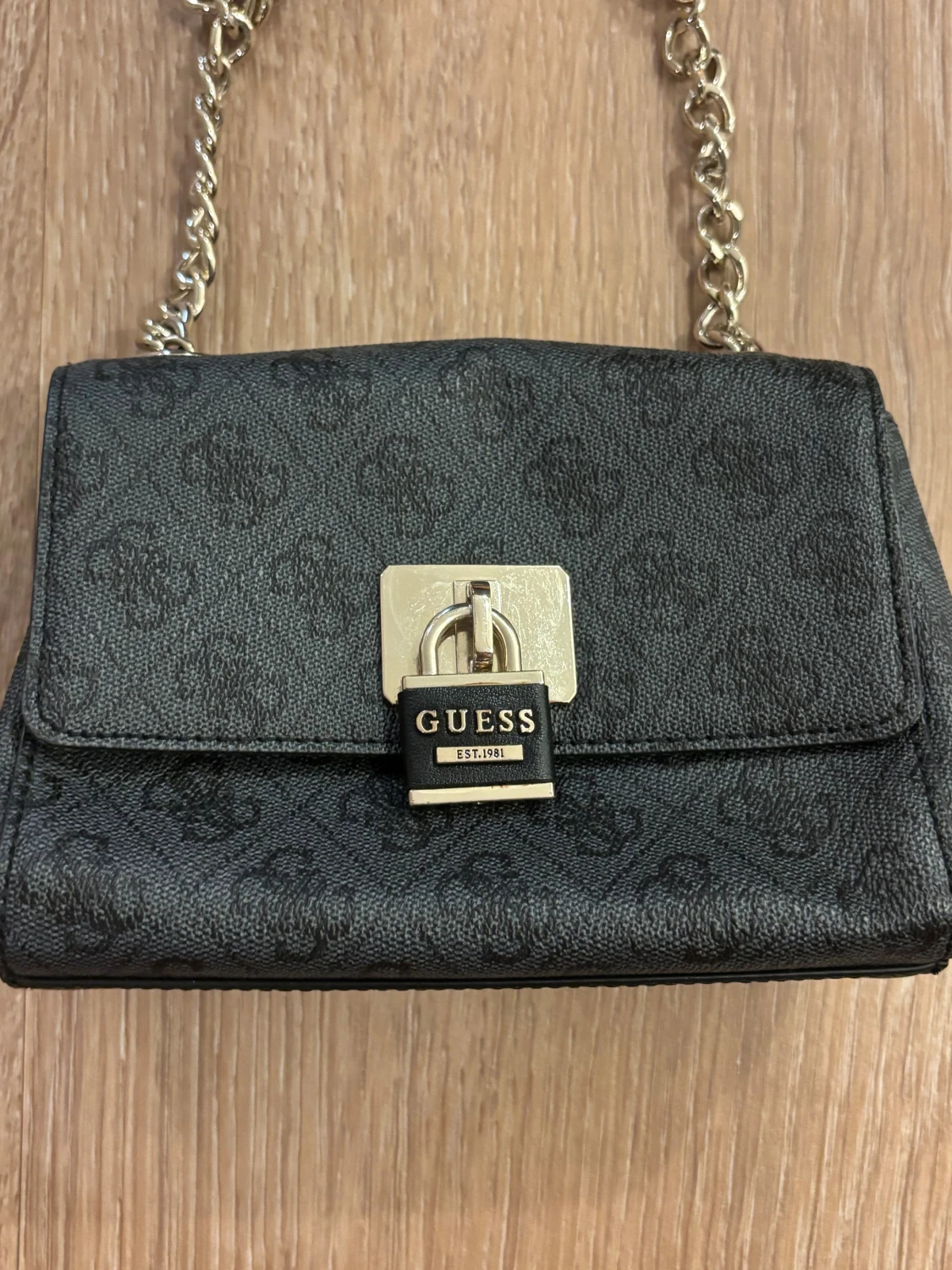 Svart väska från Guess  - 2