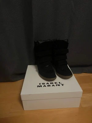 Svarta Isabel marant skor - Svarta Isabel marant i storlek 39. Bara att komma med frågor, kvitto finns💖