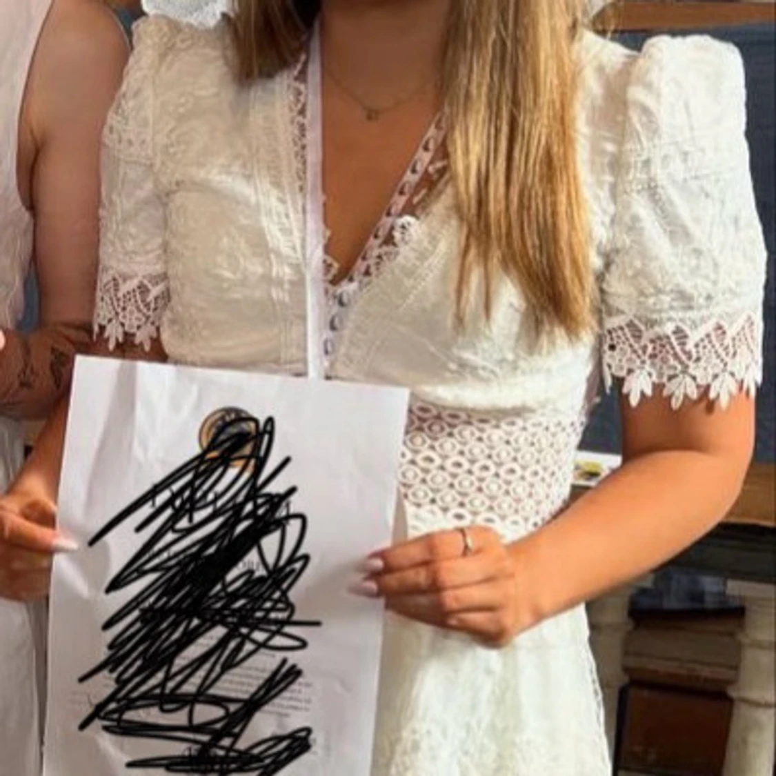 Vit spetsklänning med v-ringning - 1