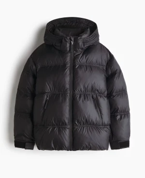 Svart pufferjacka med huva - Säljer en svart pufferjacka med huva och dragkedja framtill. Jackan har två snedställda fickor med dragkedja och breda muddar vid ärmsluten. Perfekt för kalla dagar och har en riktigt schysst oversized look.