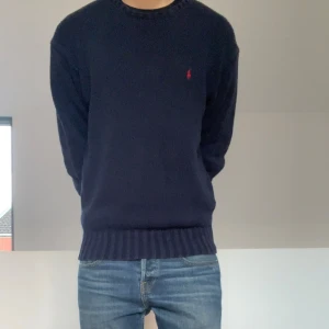 Ralph Lauren stickad trlja - Säljer en sjukt fet Ralph Lauren tröja som är stickad. Tröjan är i strl M och är i den eftertraktade färgen mörkblå. Hör gärna av er vid frågor elr funderingar!!