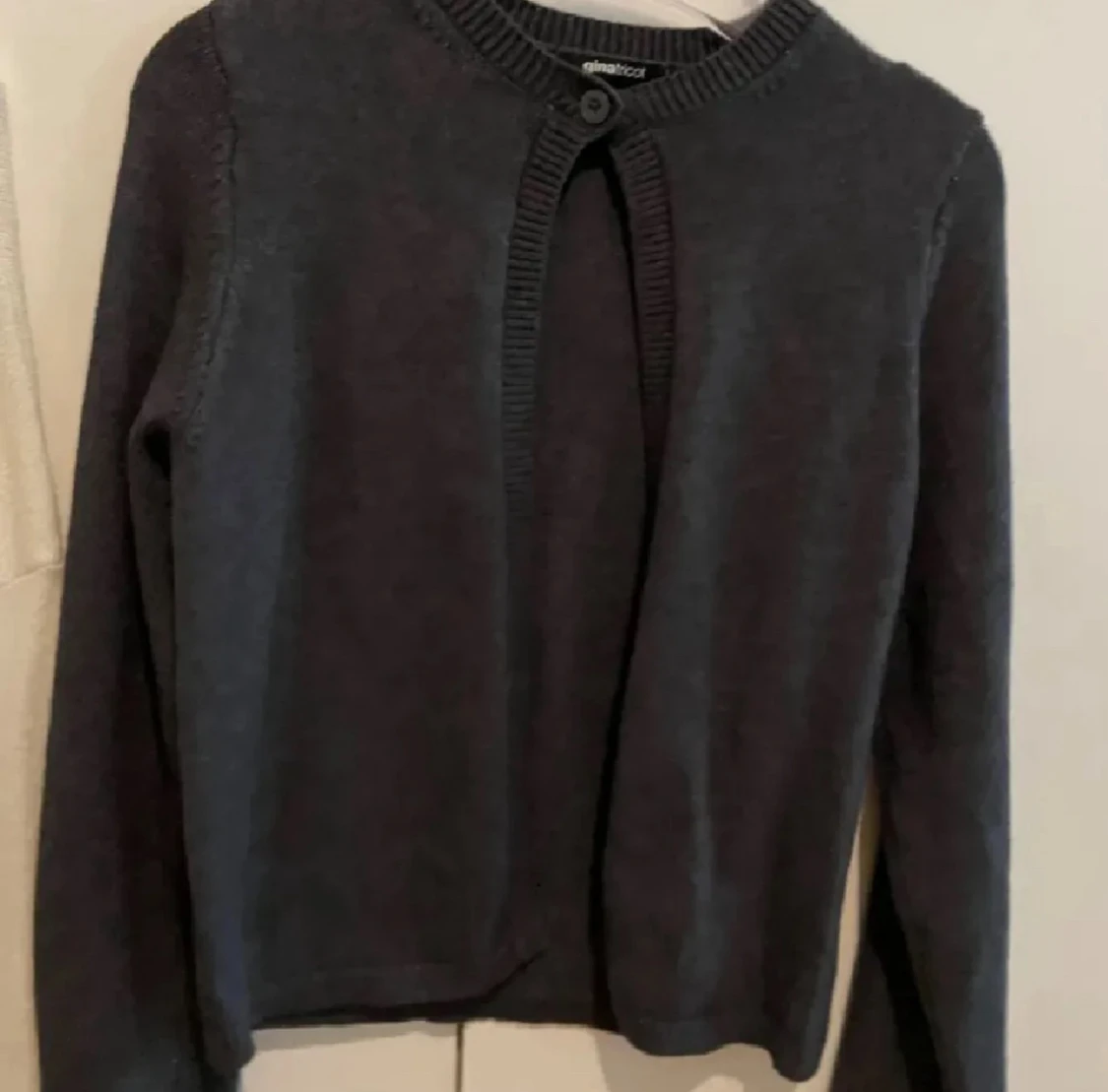 Mörkgrå kofta från Gina Tricot