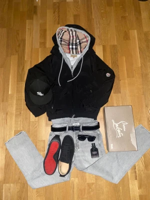 Grisch outfit - Jag säljer loubsen, rayban glasögonen, moncler jackan och Burrbery hoodien. Raybann glasögongen och buttert hoddien är äkta. Kom med prisförslag själv 