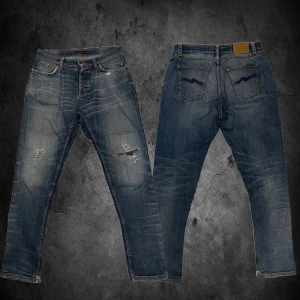 Selvedge Nudie jeans - Säljer ett par blå jeans från Nudie Jeans med snygga slitningar och tvättade detaljer. Jeansen är W29 men passar upp till W32. Skriv vid minsta fundering!💭 