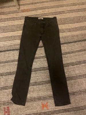 Svarta Acne Jeans – Bra skick, stilrena & tidlösa 29/32 - Säljer ett par Acne-jeans i bra skick. De är knappt använda och håller den höga kvalitet som Acne är kända för. Passformen är snygg och tidlös – perfekta både till vardag och fest.  ✔ Bra skick ✔ Original från Acne Studios ✔ Inga fläckar eller skador  Finns att hämta i närheten eller skickas mot frakt. Hör av dig vid frågor! 