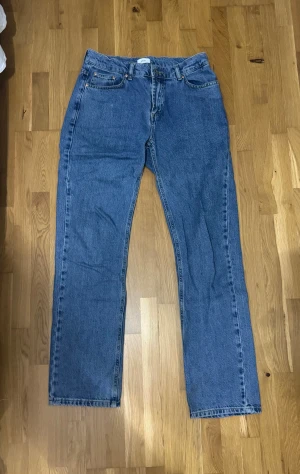 Ljusblåa Jeans - Ljusblåa Jeans relaxed fit. Stl 29. 