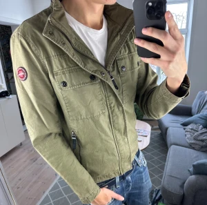 Fieldjacket Olivgrön - Trendig och perfekt nu i vinter, mycket bra skick. Mått: A:46cm B:44cm C:44cm D:63cm. Skriv vid fundering 🙌