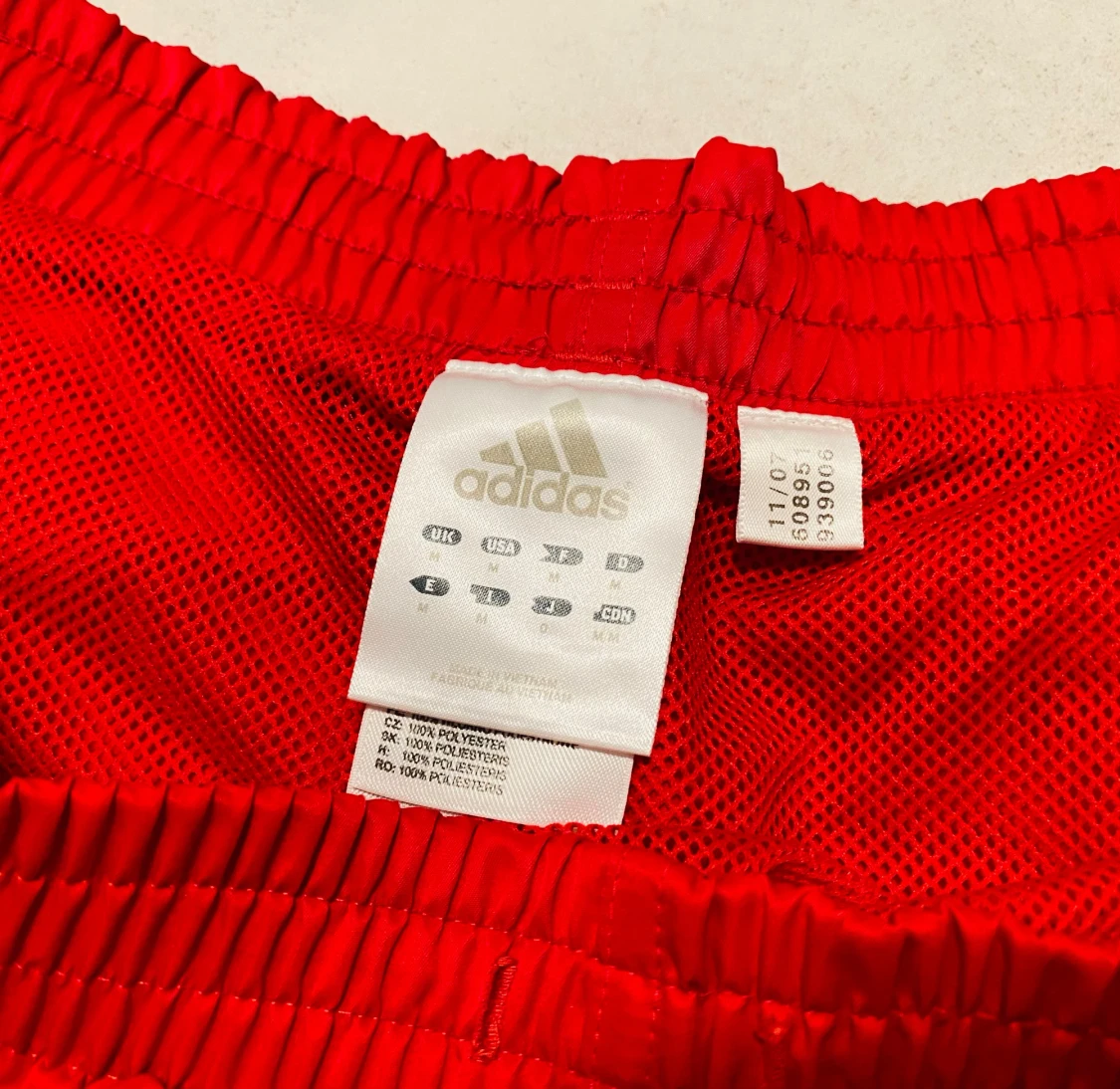 Röda Adidas shorts med vita ränder - 2