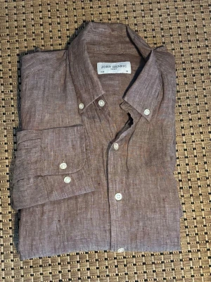 John Henric Linneskjorta  - 186 i bilden | Super fint skick | Sitter som en M | skön passform | ingen defekt | priset är inte hugget i sten🙌