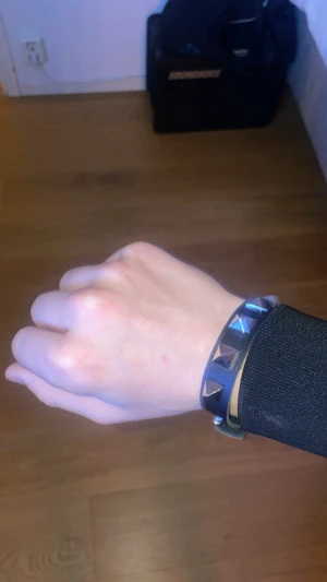 Valentino armband med silvriga nitar - Den är i ganska bra skick och sitter väldigt bra på armen