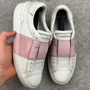 Valentino open rosa - Valentino open rosa | Skick: 9/10 | Storlek: 37,5 | Pris: 1599 kr | Tillbehör: Inget | Fler frågor? Hör av dig isåfall!