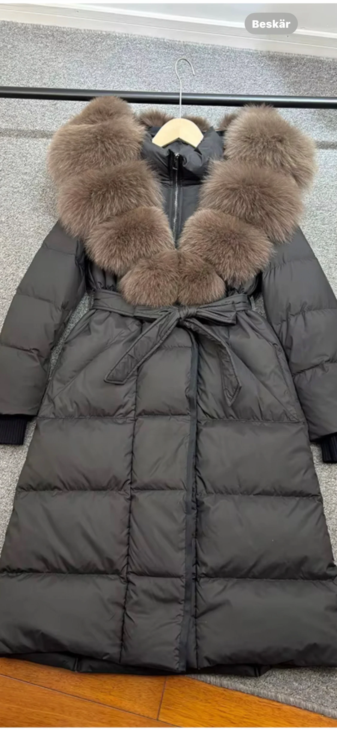 Svart lång dunjacka med päls