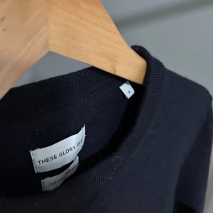 These Glory Days merino tröja - Super fint skick | Sitter som S/M | ingen defekt | priset kan diskuteras vid snabb affär🙌
