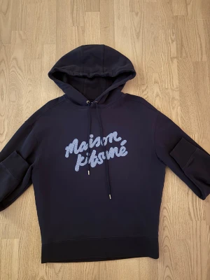 Maison Kitsune hoodie - En riktigt snygg maison kitsuné hoodie i marin blå || Storlek xs || Nästintill nytt skick 9,5/10 || Kvitto finns! Hör görna av er vid intresse🙌🏽