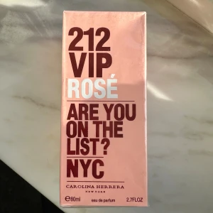 Carolina Herrera 212 VIP Rosé 80ml - 212 VIP Rosé från Carolina Herrera, 80ml eau de parfum. Oöppnad, kartong lite mosad vid ena hörnet (se sista bild) Pris kan diskuteras vid snabb affär ☺️