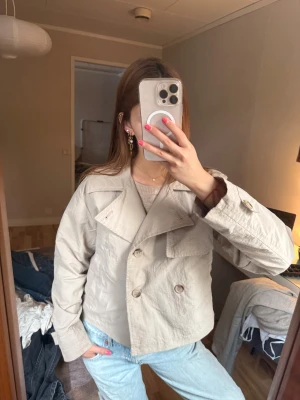 Beige trenchcoat  - Snygg trenchcoat 🥰💓storlek 164 men skulle säga S!
