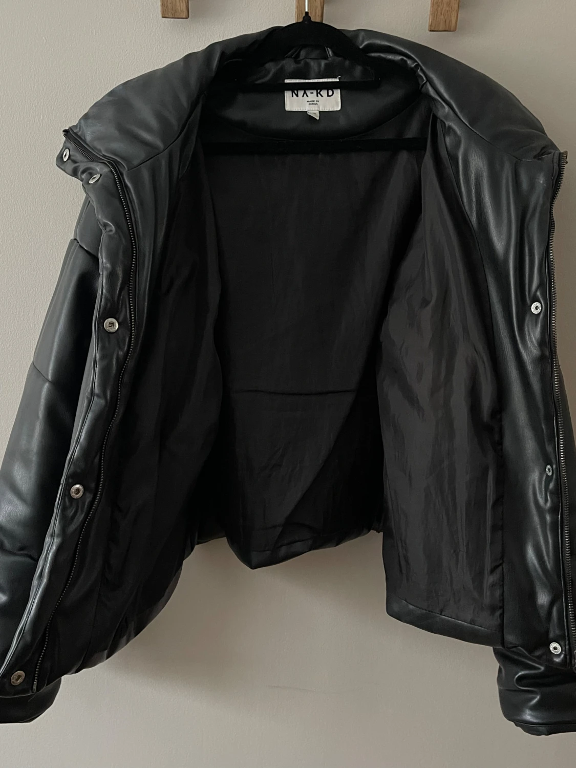 Svart pufferjacka från NA-KD - 4