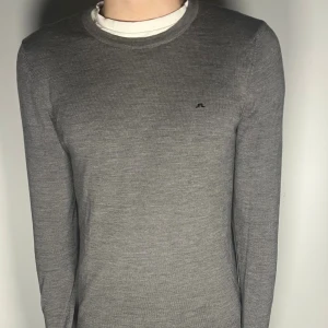 J.Lindeberg tröja - Säljer en riktigt snygg och trendig J.Lindeberg tröja i merinoull och fint skick, storlek M, vid frågor är det bara att skriva //Gramenti