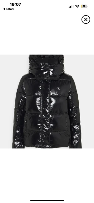 Calvin klein jacka - Svart glansig snygg jacka från calvin klein, som ny utan några defekter💕