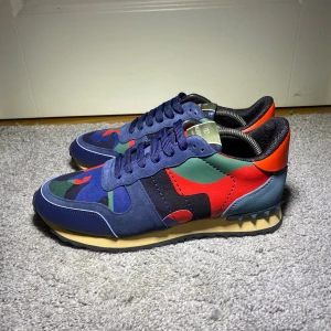 Valentino rockrunners  - Valentino rockrunners i mycket fint skick inget tecken på slitage (se bilder) . Skorna är i storlek 43👌🏻 dustbag tillkommer .