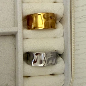 Extra ring på köpet! - Stilren silverring med rektangulära, gnistrande stenar runt hela ringen. Ringen har en modern och lyxig känsla med sina klara stenar som fångar ljuset snyggt. Perfekt för dig som vill ha ett statement-smycke med extra bling. ( Styck pris 99kr )