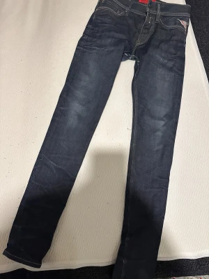 Replay Jondrill jeans mörkblå W29 L32 - Säljer ett par Replay Jondrill jeans i mörkblå tvätt. Modellen har smal passform, klassisk femficksdesign och snygga kontrastsömmar. Jeansen är tillverkade i stretchig bomullsdenim för extra komfort och har Replay-logga på linningen.