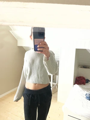 Ljusgrå croppad stickad tröja H&M - Säljer en ljusgrön croppad stickad tröja från H&M Divided i storlek S. Tröjan har ribbad struktur, rund hals och långa ärmar. Perfekt för dig som gillar en chill och trendig look. Materialet är 100% akryl och den är riktigt mjuk och skön.