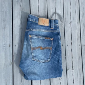 Blåa Nudie Grim Tim Jeans - Säljer dessa feta Nudie Jeansen!                  Storlek: W32 L32 | Skick 9/10 | Modell Grim Tim.  Hör av dig vid frågor!
