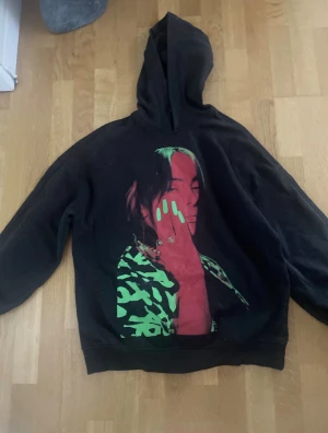 billie eilish hoodie - billie eilish merch hoodie köpt 2020, används ej, storlek xs men passar s och m också. pris kan diskuteras 