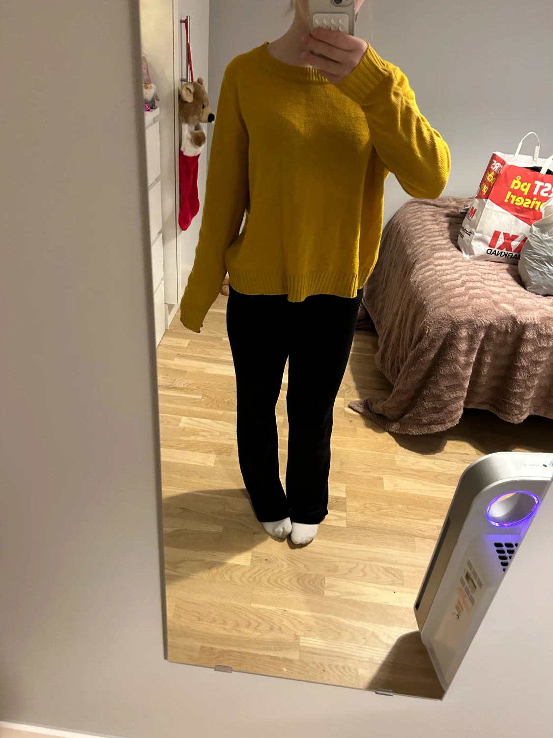 Gul stickad tröja med rund hals - 1