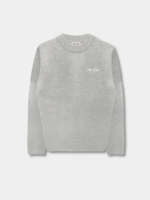 Grå stickad tröja från Áme Doree [HELT NY] - Snygg grå stickad tröja från Áme Doree med vit logga broderad på bröstet och stor script på ryggen. Rund hals och långa ärmar, perfekt för dig som gillar cleana vibes och streetwear. Mjuk och skön kvalitet som håller dig varm under kyliga dagar.