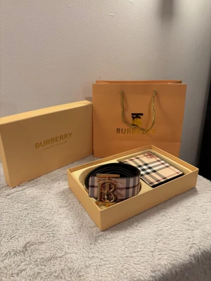Burberry rutig skinnbälte med guldspänne - Säljer denna härliga bälte och plånbok som kommer tillsammans. Kvitto finns med. Lägg ett prisförslag och jag accepterar dirket. 
