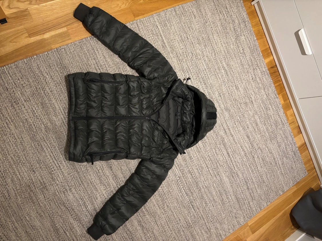 Svart pufferjacka Peak Performance strl. xs/170